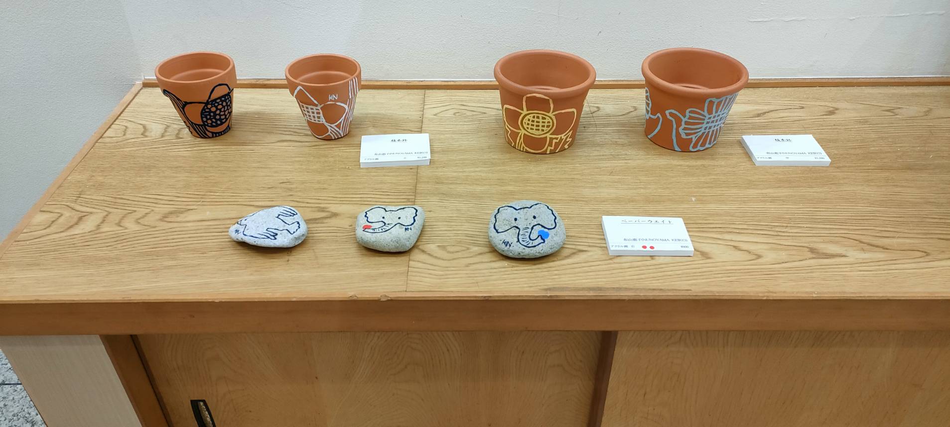 展示販売用に並べられた鉢や小物の展示風景